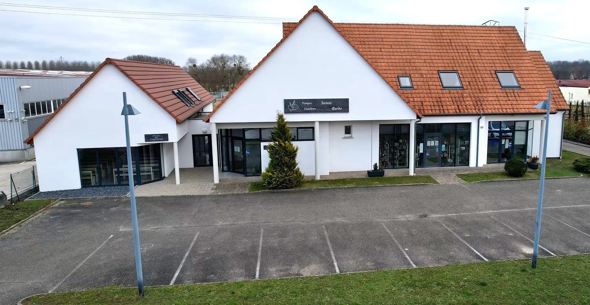Devanture des pompes funèbres sainte barbe avec parking privé