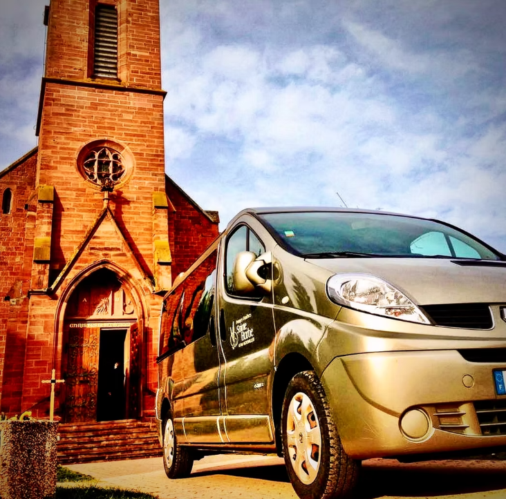 corbillard devant une église